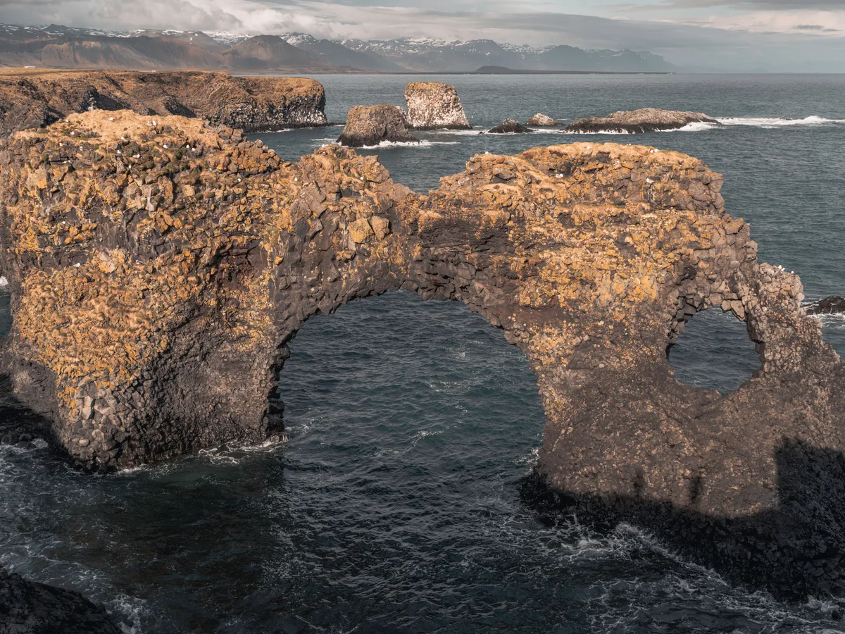 Der Basalt-Felsbogen Gatklettur bei Arnarstapi an der Küste von Snæfellsnes