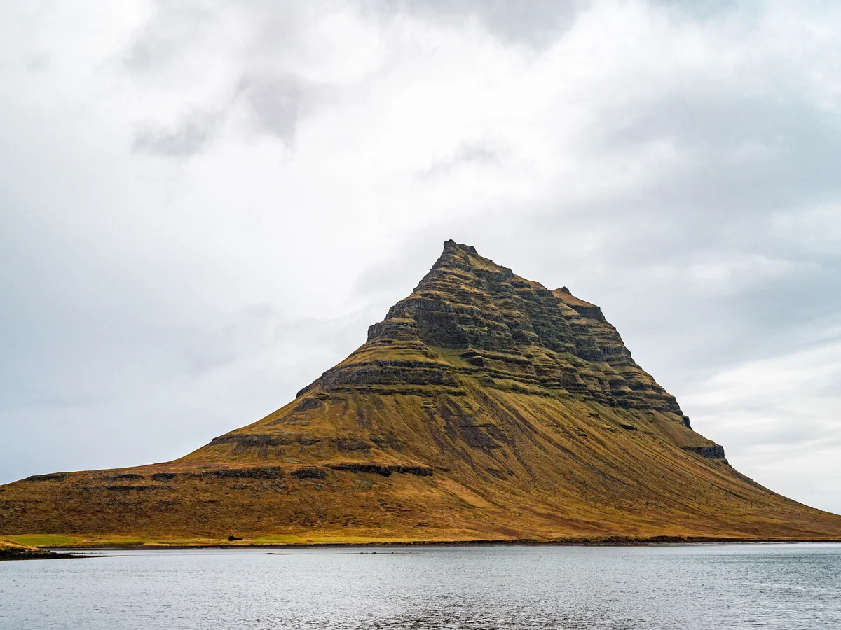 Der Berg Kirkjufell, vom Wasser aus gesehen auf der Halbinsel Snæfellsnes